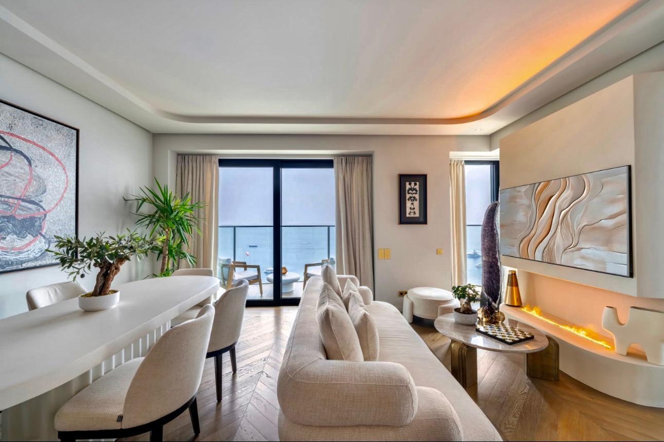 Transformation complète d'un salon avec un style contemporain et épuré.